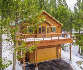 Mountain Cabin with Deck and Hot Tub 1 Mi to Ski