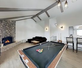 Dual-Suite Gem with Pool Table - Walk to Slopes condo