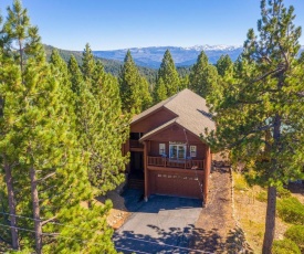 Spacious Tahoe Donner Basecamp With Private Hot Tub Home