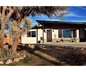 Desert Serenity in Yucca/Joshua Tree w/AC & Fire pit