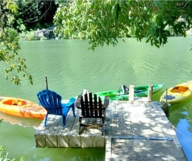 Reflections! Seasonal Dock & Kayaks!! Hot Tub!! Fire Table! BBQ! HUGE yard! Horseshoes! Dog Friendly!