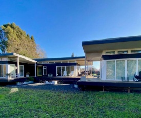 Modern, secluded retreat - Walk to the Plaza!