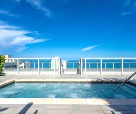 Beachfront Condo-ROOFTOP infinity POOL Holl