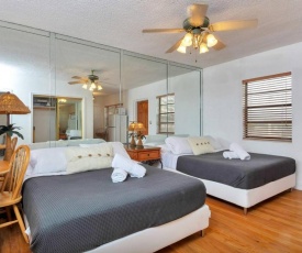 Lovely Apt, Hollywood Beach, 1/2 block from Ocean!