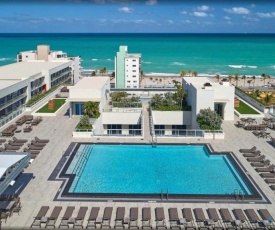 LUXURY Oasis Beachfront ROOFTOP infinity POOL Holl