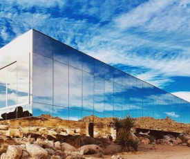 Invisible House Joshua Tree - SkyScraper with Pool