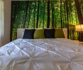 Forest Zen Retreat - King Bed - Stylish - Excellent Rating!!