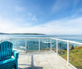 Beach House Bliss! On the Bluff!! Hot Tub! BBQ! Amazing Views!! Fast WiFi!!