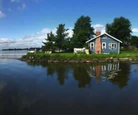 Cozy Fremont Cottage on Lake Poygan and Fishing Dock