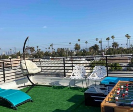 3bd/3ba Modern Hollywood Townhouse with Private Rooftop