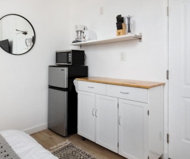 Minutes to Downtown and Elegant Studio