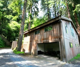 Moon River! Redwoods! Hot Tub! BBQ! Game Room! Close to River!