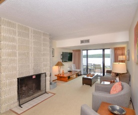 101B- Lakefront condo, one bedroom, sleeps four!