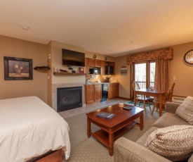 A213 - Studio Suite with Lake View, Sleeps 4, Cozy Fireplace!