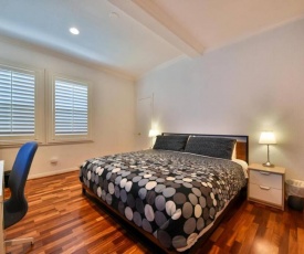 Contemporary Spacious Studio - King Bed!